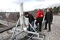 Einzelne Mobilfunkantenne als Aufdachmontage.