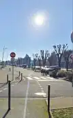 Photo prise en France, les véhicules roulent à gauche (vélo dans un sens et tout véhicule dans l'autre)