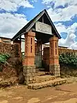 Portail de l'école primaire publique d'Ambohimifangitra, commune d'Ambanitsena, district de Manjakandriana. 1041679635&nbsp;1041679635