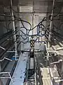 Innenansicht einer automatischen Fahrradwaschanlage.