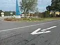 In the United States, particularly in California, wrong-way arrows are often painted onto the end of a one-way road or near a merge to alert drivers who are going the wrong way. These arrows have a different arrowhead than turn lane arrows. Despite the straightness of the arrow a driver can turn left or right from here.