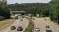 Kein Autobahndreieck, sondern ein Kreisstraßendreieck! Die Südtangente (von unten nach links) wird zur K 9657, die K 9652 biegt rechts ab (wird danach zur zweispurigen Straße, aber ist als wichtige Verbindung zur nahen B 10 highway=primary).