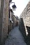 Chemin piéton à côté de l'église Saint-Pierre au Mont-Saint-Michel en France