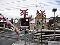 Kreuzung in Tschechien, wo das untere blaue Licht zeigt, dass die Anlage in Betrieb ist