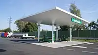 Dach einer Tankstelle