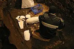 Wykopaliska happening 2005 zakopanie baków pod płytą Rynku Głównego w Krakowie