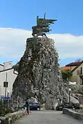 The monument at the end of the bridge