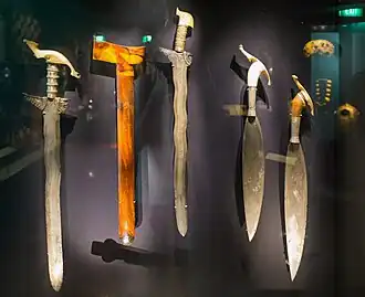 The most common Tausūg weapons: the kalis and the barong with the characteristic Tausūg kakatua (cockatoo) pommel design