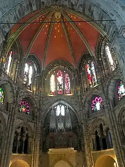 The decagon on the west side is the ancient oval building from 350&nbsp;AD, up to 16 m high. Above it are the upper floors converted into a decagon around 1220 with a Gothic vault.