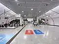 L5, signs directing passengers to the Tsuen Wan and Island line platforms (May 2022)