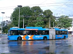 Articulated Arnhem trolleybus demonstrating its four-wheel steering on front and rear axles (2006).