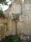 Walled bays in the open-air nave