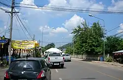 Dan Makham Tia main street