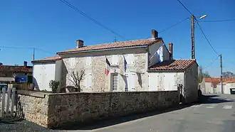 The town hall in Champdolent