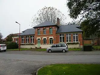 The town hall and school in Folies