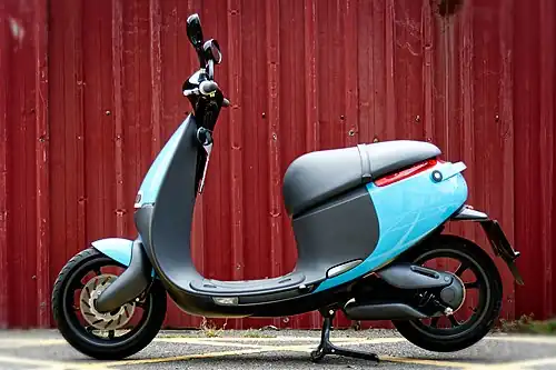 Electric scooter Step-through frame with floor panel