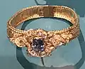 Bracelet with diamonds around a sapphire