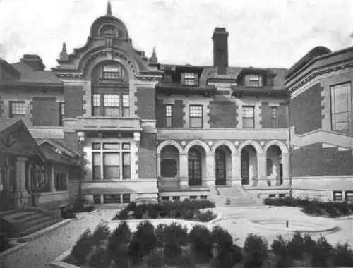 The inner courtyard at Idle Hour, c. 1903
