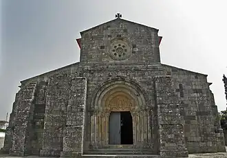 The Monastery of Rates, built by the monks of Cluny, it has a strong and austere facade with heavy buttresses.