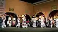 Conjunto jaranero del Ayuntamiento de Mérida bailando jaranas en la Plaza de Santa Lucía en Mérida.