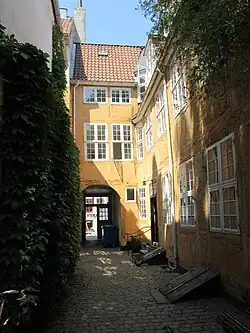 Courtyard: The rear side of the front wing