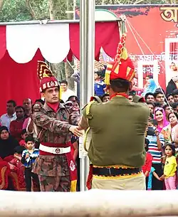 Indian and Bangladeshi soldiers at Benapole–Petrapole border ceremony.