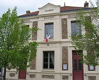 The town hall in Maincy