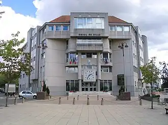 The town hall in Savigny-le-Temple