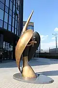 “Counterbird” (Bird). 2022, h = 500 cm, bronze, granite – Dzerzhinsky Avenue, Minsk, Belarus (daytime central view)