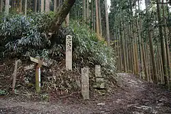 A signpost in Oku-Senbon, Yoshinoyama (Omine Okugando continues from the front to the left, and the right is a branch toward Hyakukaidake)