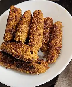 Orkh, Armenian kofta made with meat and bulgur served in cylindrical shapes