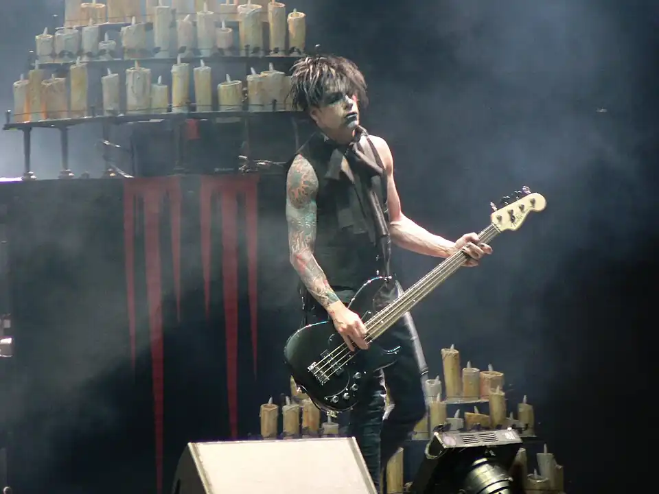 Rob_Holliday_with_Marilyn_Manson.jpg