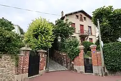 House on the hillsides of the northern plateau: example of progressive urbanization at the turn of the century.