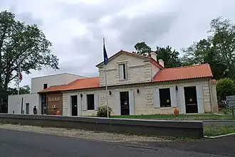 The town hall in Sadirac