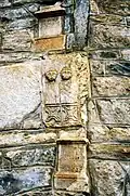 Deux autels au dieu Abellio encadrant le cippe funéraire d'un couple.