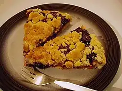 Streuselkuchen with plums